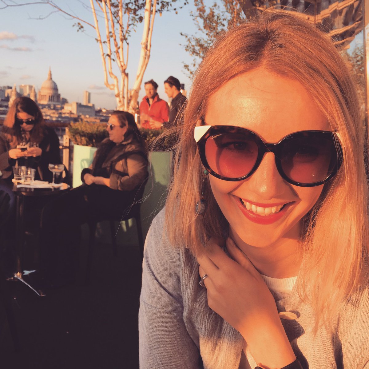 MillyWilliams's tweet photo. Lovely spring evening @OxoTowerWharf following @Baddiel one man show nibbling smoked almonds away and drinking "cocktails" https://t.co/ajF8TM7k5g