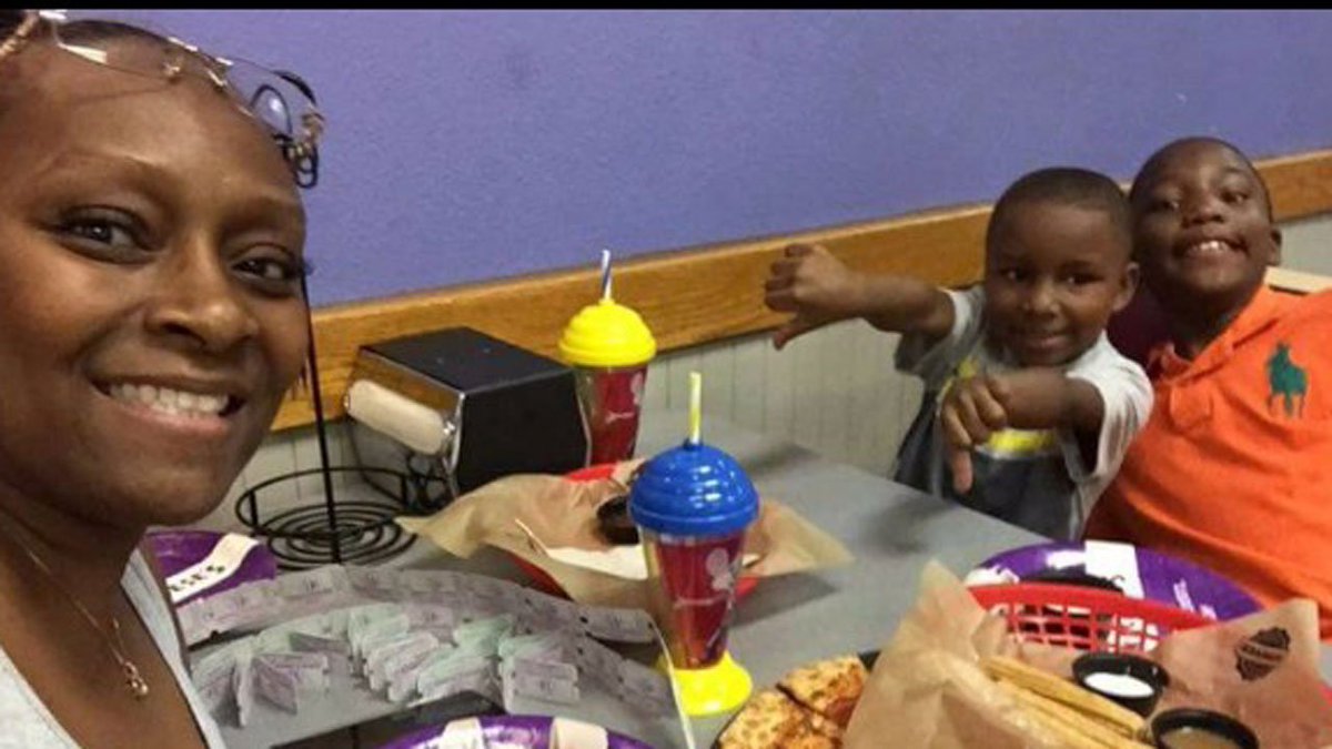 Boy saves family from house fire. Now he is homeless and misses his cat bit.ly/2pw5Xdw https://t.co/HoMApGDsXR