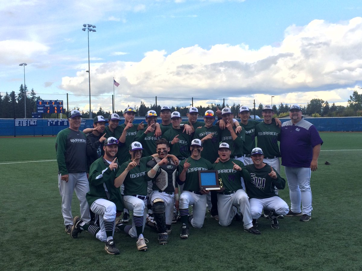 Krueger_David's tweet photo. Nick Hull with a complete game for Edmonds-Woodway to help lead the Warriors to a 2-1 victory over Shorewood in the 3A District 1 title game https://t.co/pfNYO5Edc1