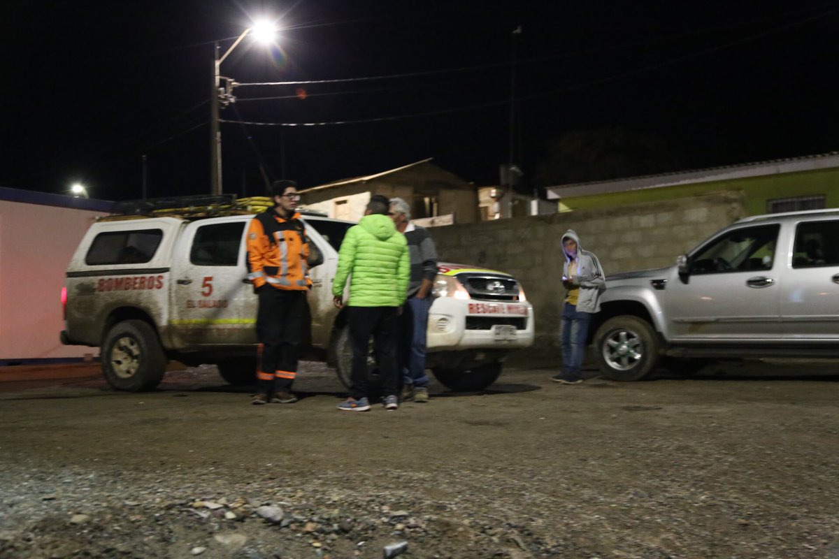 InFocusCL's tweet image. El Salado dividido por caudal de agua. Gente de ambos lados sin conexión.