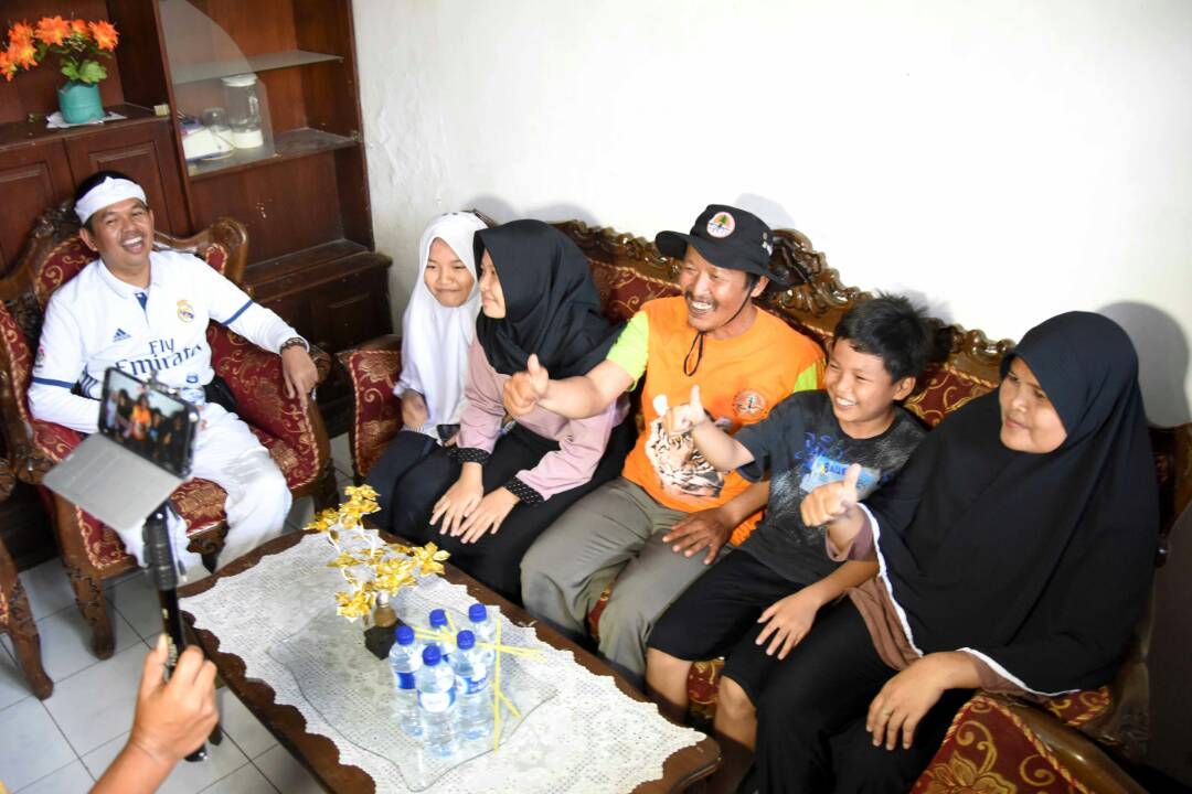 DediMulyadi71's tweet photo. Kemarin mengunjungi Acong, penyapu teladan Purwakarta. Apapun pekerjaan kita, berikanlah yang terbaik. Orang rajin, rejekinya terus mengalir https://t.co/IS4C1xPxBK