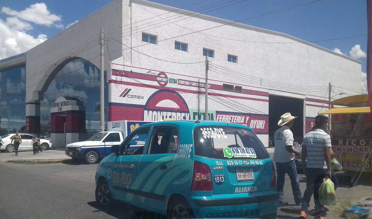 Ades_v's tweet photo. No serán los políticos el reflejo de la sociedad?
Descarga de pasajeros de un taxi a media calle #taxisalianza #Durango https://t.co/vrv6BBxoYG