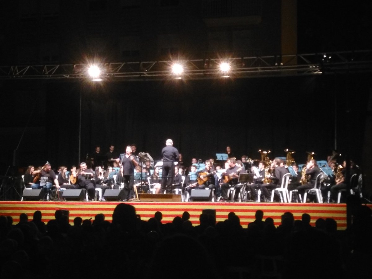 alfonsomezquita's tweet photo. Nit de concert a l 'Alcora amb Pep Gimeno #ElBotifarra i l'Agrupació Musical l'Alcalatén de l'Alcora. #rockdelterme #melderomer https://t.co/ZaRlJfYJRj