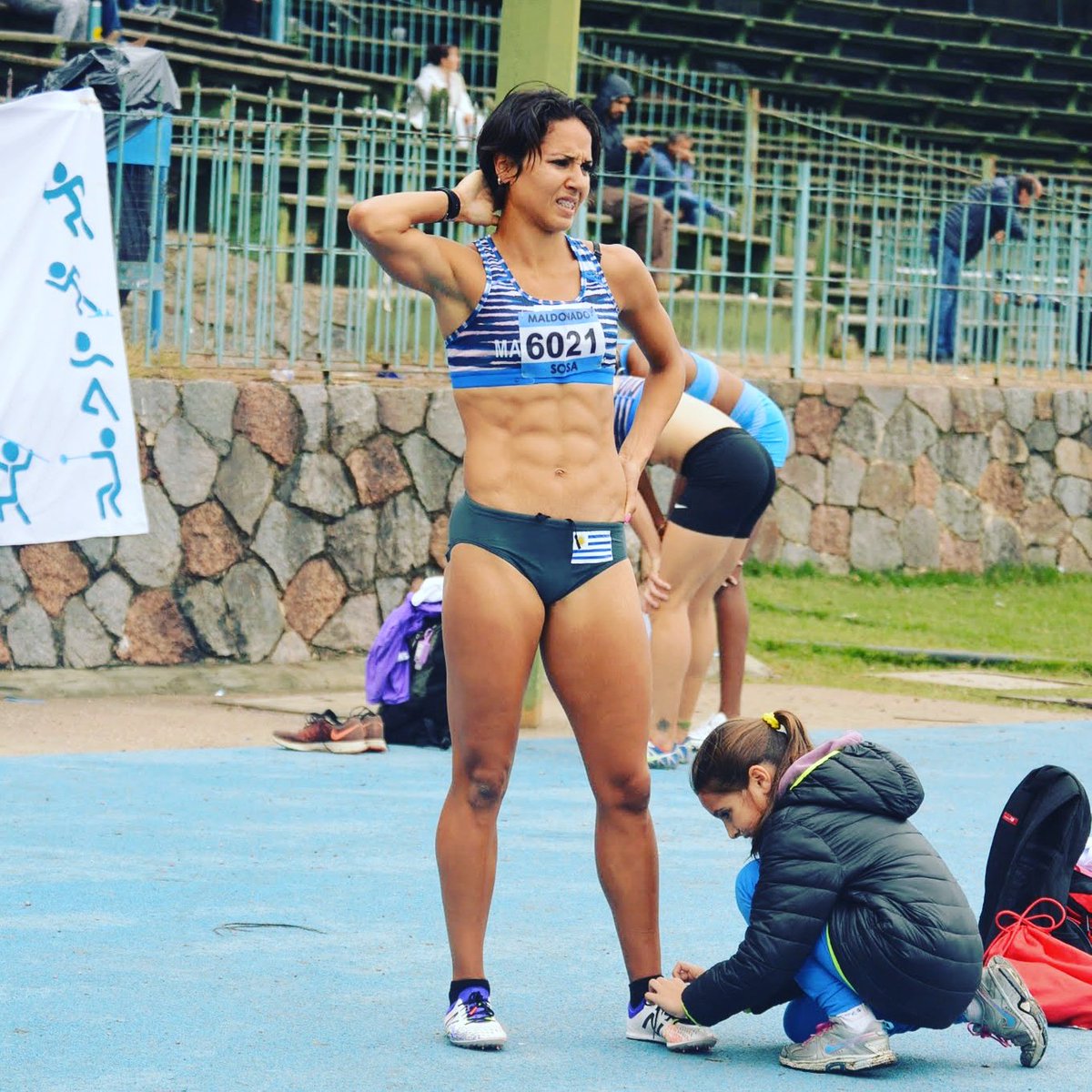 Corri 400m haciendo mi mejor marca 57.42 En la llegada me esperaba ésta pequeña para sacarme los zapatos 😍