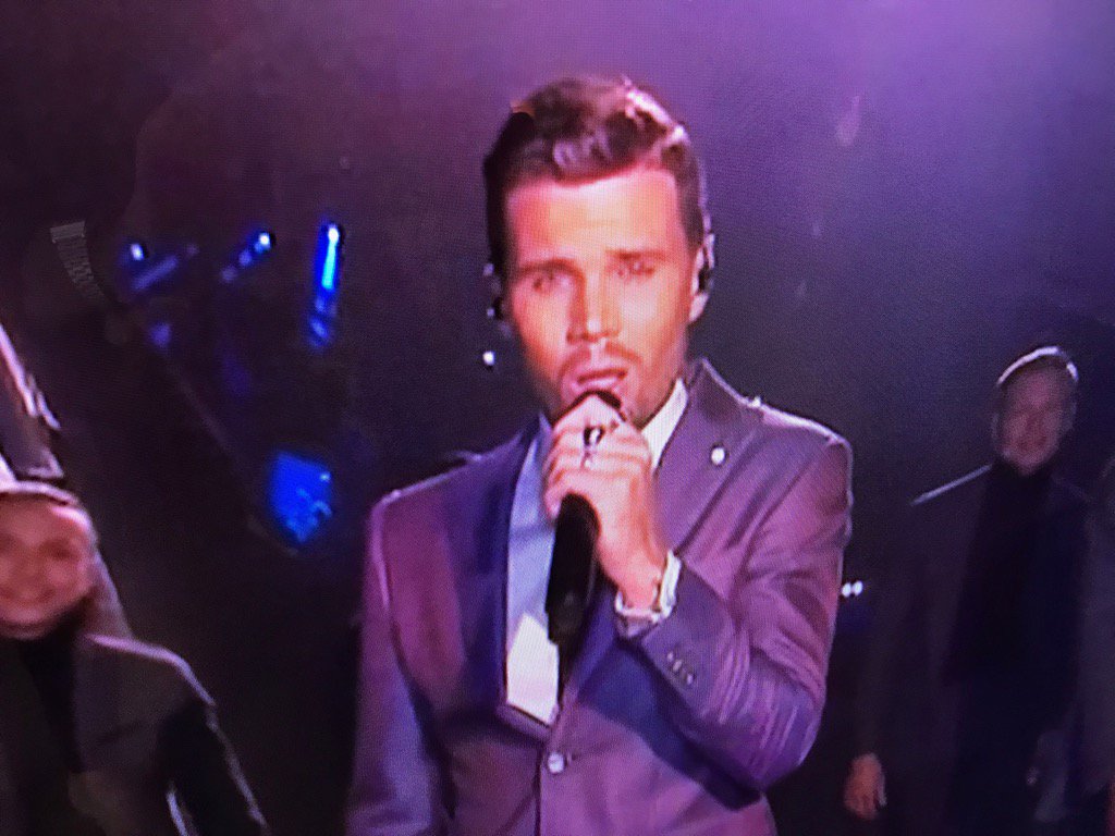 Jebb Robin, I can't go on.Svíar fjöldaframleiða sjóðheita sjarmöra eins Ikea húsgögn. Miðalda húsmæður ærast.#12stig