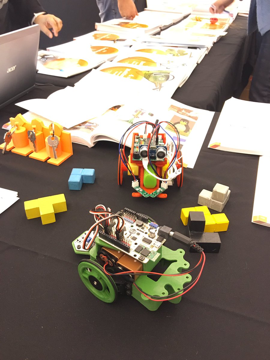 xsune's tweet photo. Preparant gran dia de #programació, #robòtica i #mòbils a l'aula: 2a Jornada #DMRBTKTGN 7 de juny @ESCssalvador Agendeu! @TARRACObot (2) https://t.co/mvtglQWK1k