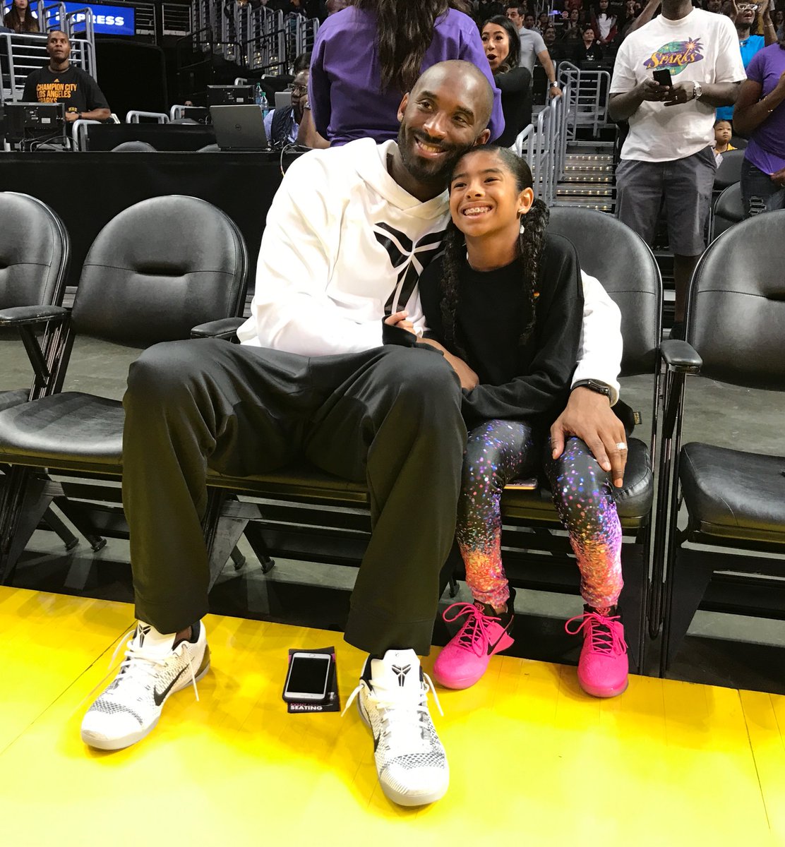 科比攜女兒現場看WNBA 這是培養未來之星的節奏?(影)-黑特籃球-NBA新聞影音圖片分享社區