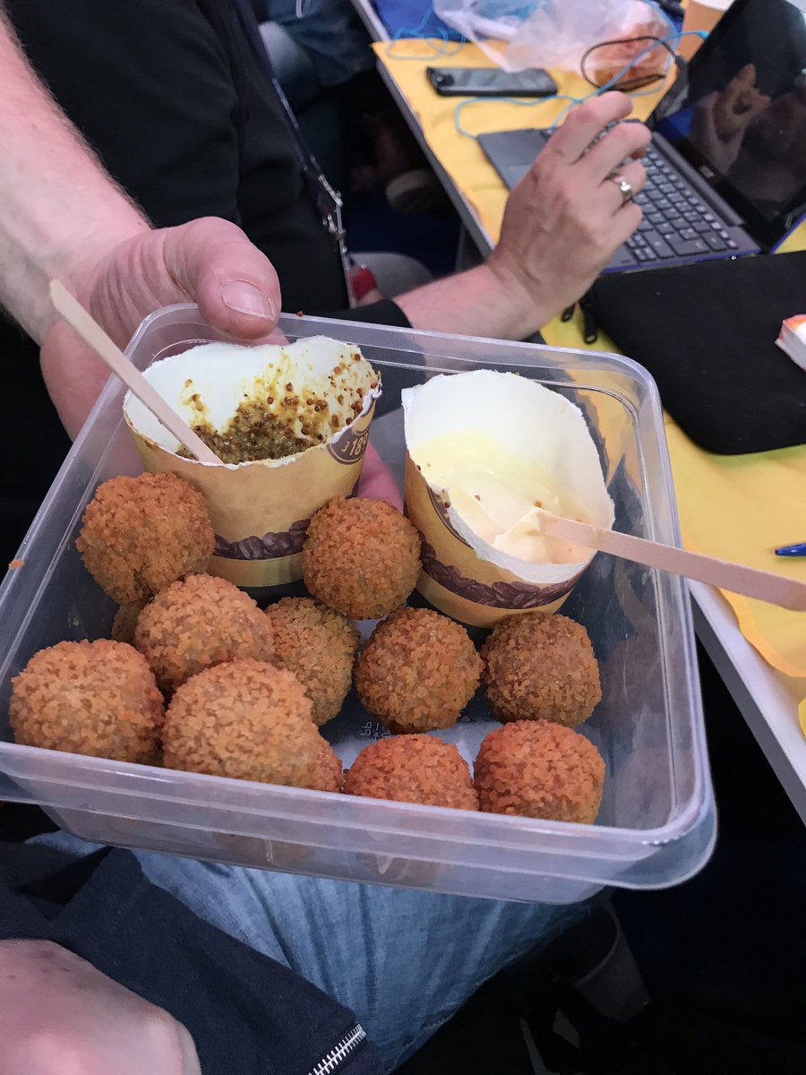 katjalenoir's tweet photo. En ineens worden we hier door de technische staff getrakteerd op bitterballen! 😃#Songfestival #perscentrum #Kiev https://t.co/DGsHqe97iX