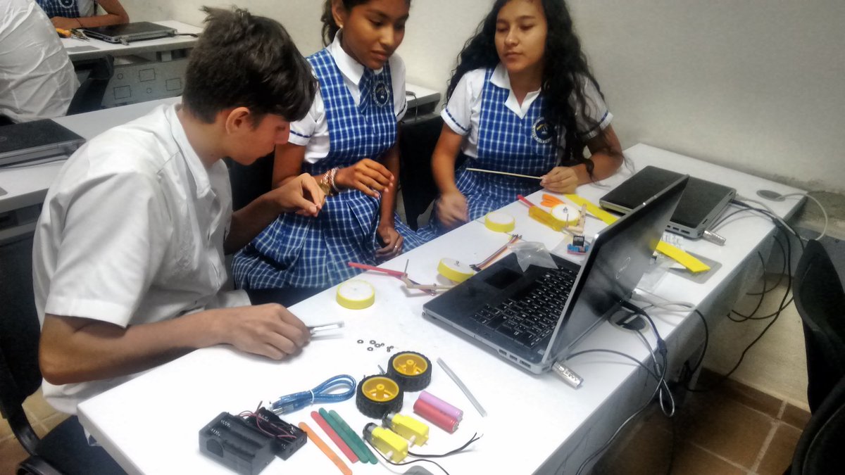 Amrobotics's tweet photo. #RobóticaEducativa #MaterialesReciclables #STEAM. Primer taller de robótica con materiales reciclables en la #Unimagdalena
@CIEUnimagdalena https://t.co/G9nAil8C26