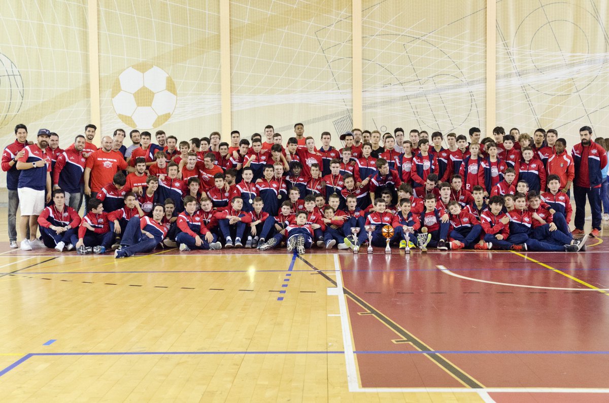 LogroBasketJr99's tweet photo. Foto de familia en la entrega de trofeos de las Competiciones Autonómicas y Juegos Deportivos de La Rioja 2016/2017.
#blanquirrojos https://t.co/hvUq9rfofh