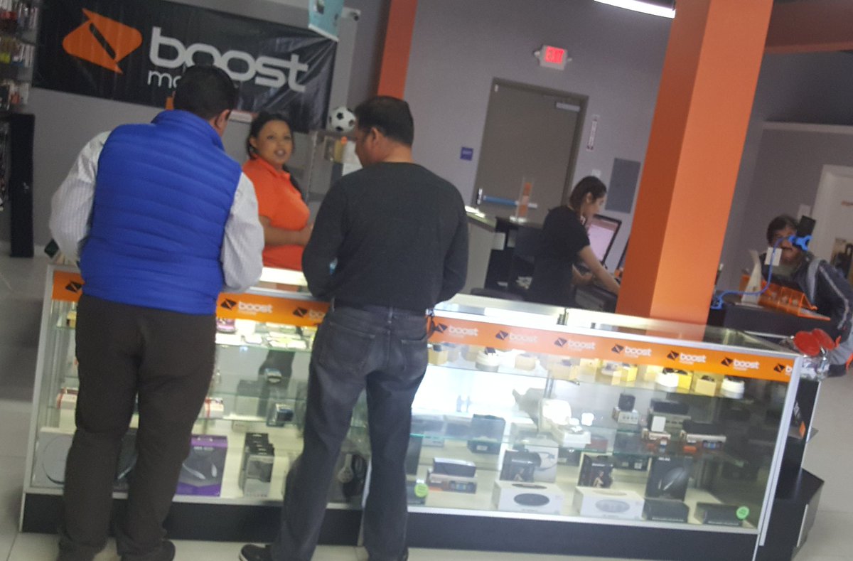 benordaz03's tweet photo. San Jose BOOST Partner Payless Wireless understands "Owning the Mile" @suehyun_chung @DowDraper @KarlaOre17  #maketheswitch #boostNorCal https://t.co/SCNM8Z6IcY