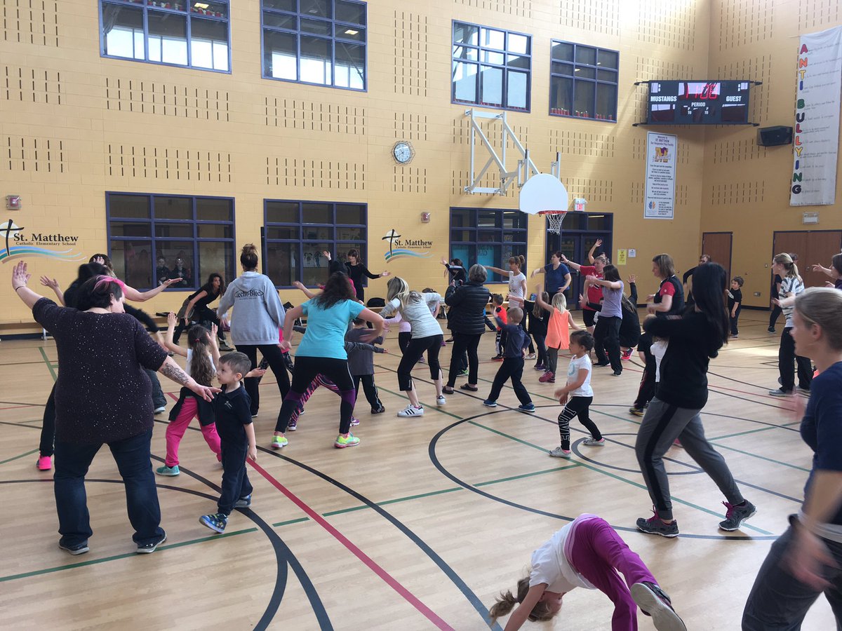 alyshiam3's tweet photo. @grooveedge @oame2017 Our Kindergarten classes had fun grooving with Mom! @HWCDSB @grooveedge @stmtces https://t.co/8aO7ckCNCZ