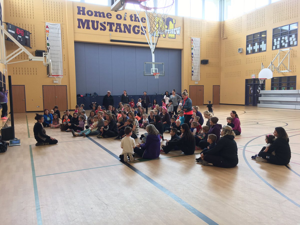 alyshiam3's tweet photo. @grooveedge @oame2017 Our Kindergarten classes had fun grooving with Mom! @HWCDSB @grooveedge @stmtces https://t.co/8aO7ckCNCZ