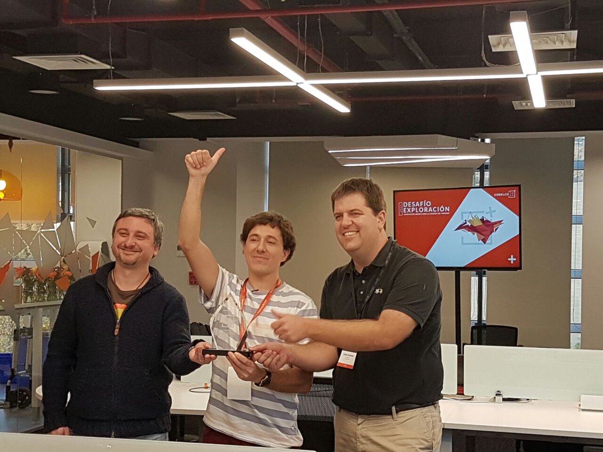 CodelcoChile's tweet photo. Ganadores Jorge Fantuzzi, Javier Muñoz y Arturo Rochefort, de Mineral Forecast, valoran el aporte a la innovación de #CodelcoTech https://t.co/WGoKzKlaLg