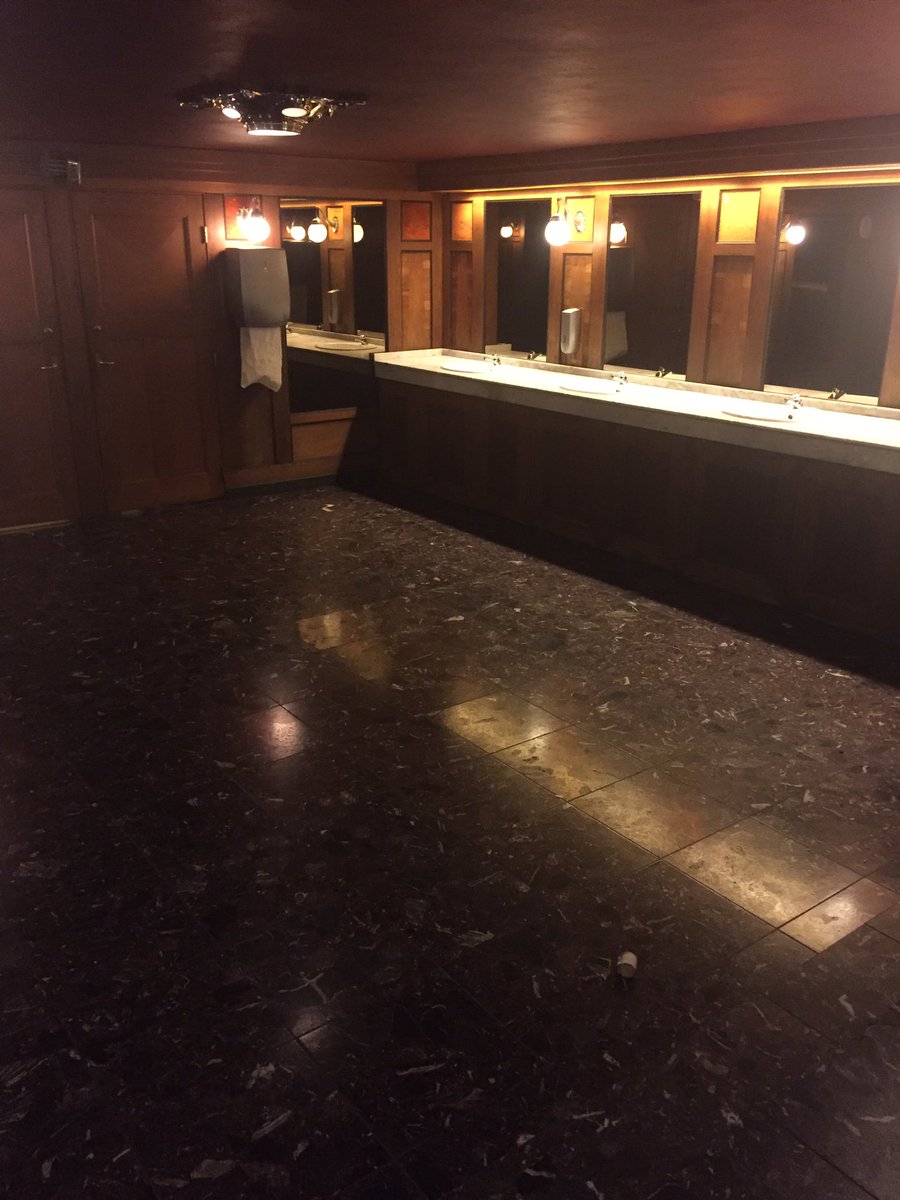 Als ze Tuschinski ooit nog gaan verhuren als woonruimte, kunnen ze alleen voor de wc al 1200 euro per maand vragen.