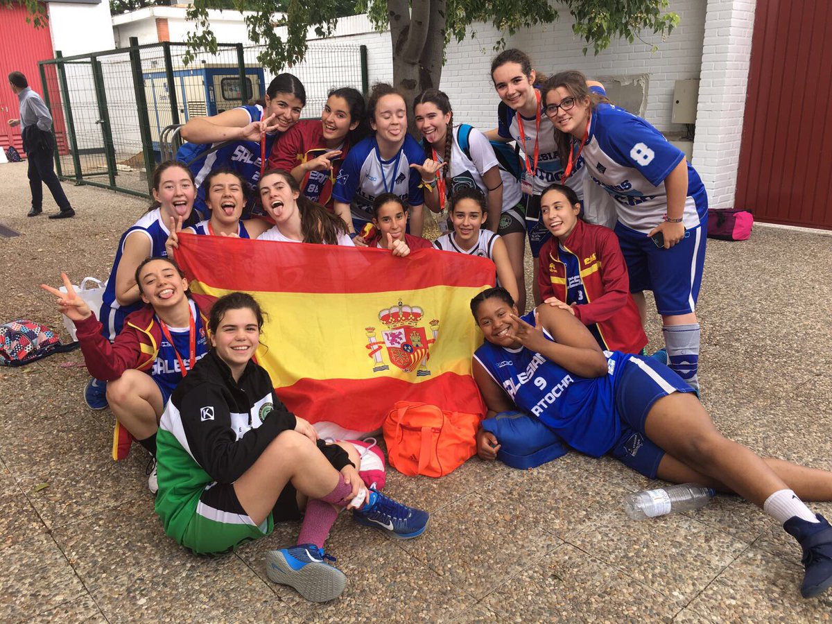 salesianosatoch's tweet photo. Ahí van algunas fotos de la jornada de hoy. Mañana disputamos dos finales... ¡Deseadnos suerte! #pgsiSevilla2017 https://t.co/NrmTGf8dj7