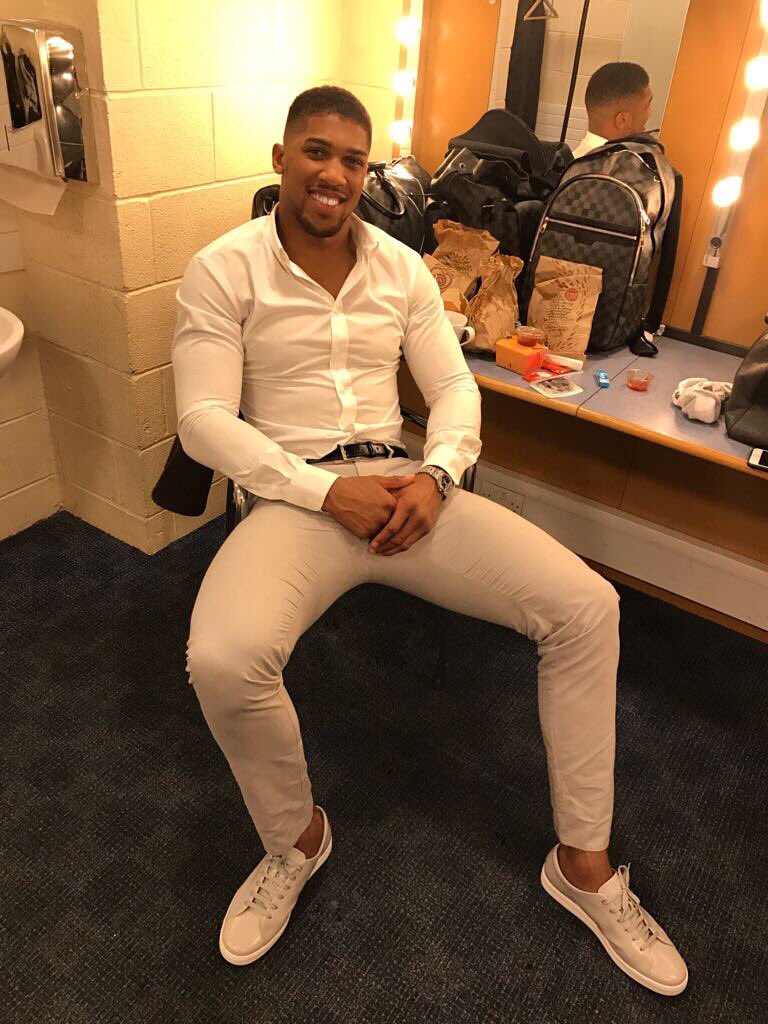 anthonyjoshua's tweet photo. Simplicity is genius they say, so tonight I've kept it casual... 😁 https://t.co/rDuJzyCXF3