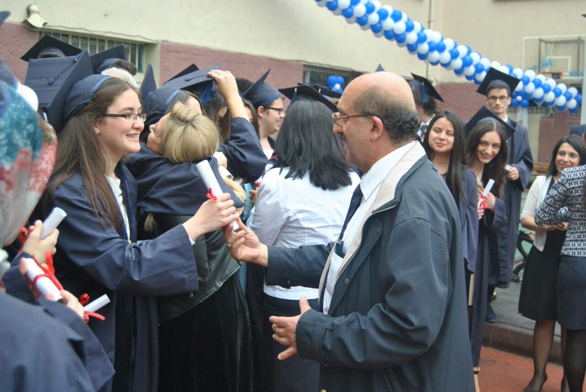 pertevniyal's tweet photo. Pertevniyal 145.Dönem
1.si Elif Yıldız,
2.si Zeynep Özkabakçı,
3.sü Zeynep Taşkın'ı ve tüm mezunları tebrik ediyoruz.#pl145 #plmezuniyet https://t.co/oEEnEGaYFL