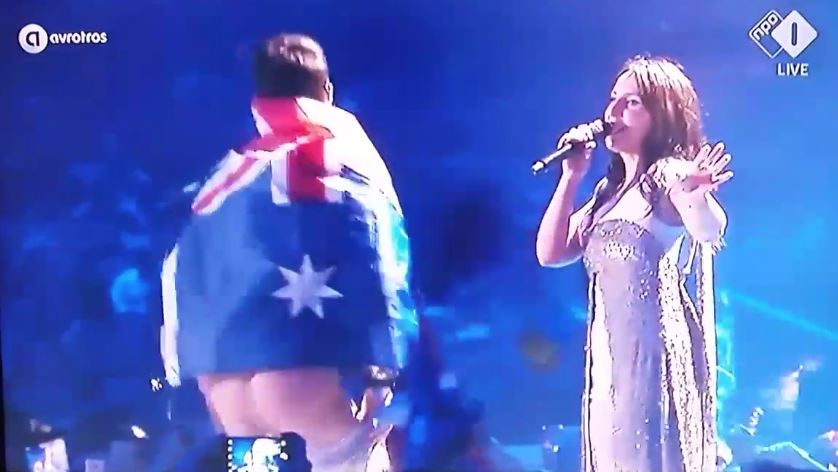 420NewsTweets's tweet photo. #Streaker at #Eurovision #Eurovisie #Songfestival #Kiev #2017 #Ukrain #Oekraine - YouTube https://t.co/j2IrGUQ5eX #Video #Caught #BREAKING https://t.co/dBLGM8yfzF