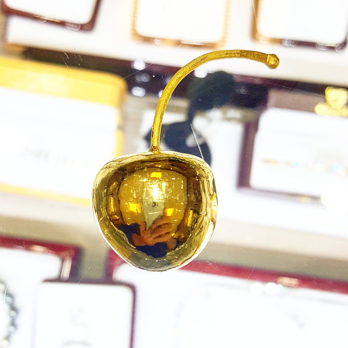 The finished product for our premium 1kg fresh cherries gift boxes 1oz .9999 gold cherry #cherries #fresh #gold #24k