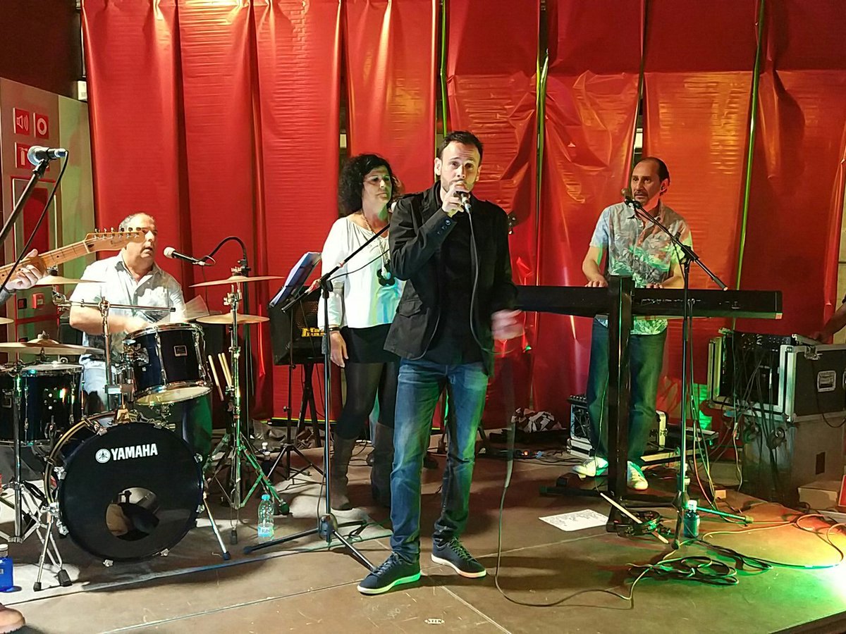 .<a href="/GoncalOficial/">Gonçal</a> presentador del programa <a href="/SonsSoundtrack/">SonsdeSoundtrack</a> de #sants3radio actua a la festa <a href="/SANTSMERCAT/">Mercat de Sants</a> <a href="/MercatsBCN/">Mercats de Barcelona</a>