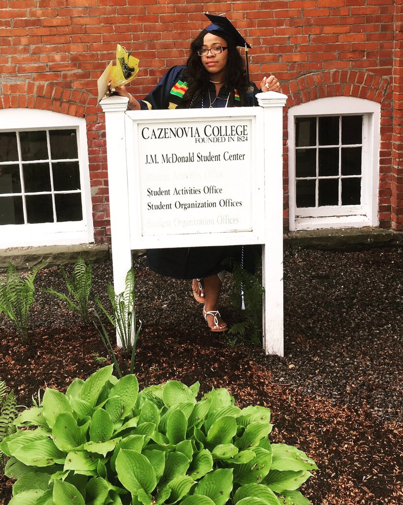 imdinahs's tweet photo. I GOT MY BACHELORS DEGREE TODAY 🎓🎉 #BlackGirlMagic #issacollegegrad https://t.co/mpm7g7kMq8
