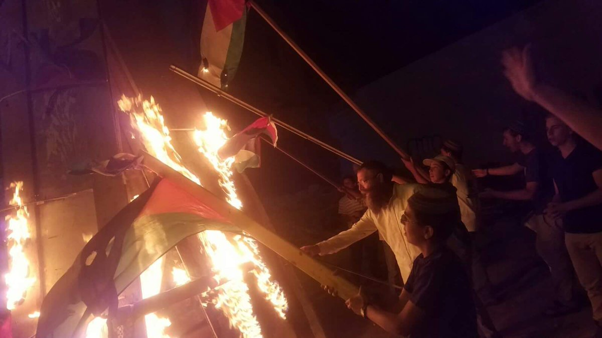 Yachad_FR's tweet photo. À l'occasion de #LagBaOmer, Baruch Marzel (#Yachad) a fait brûler ce soir les drapeaux terroristes du Hamas et du Hezbollah. Bonne fête ! 🔥 https://t.co/zbEoknpz7Q