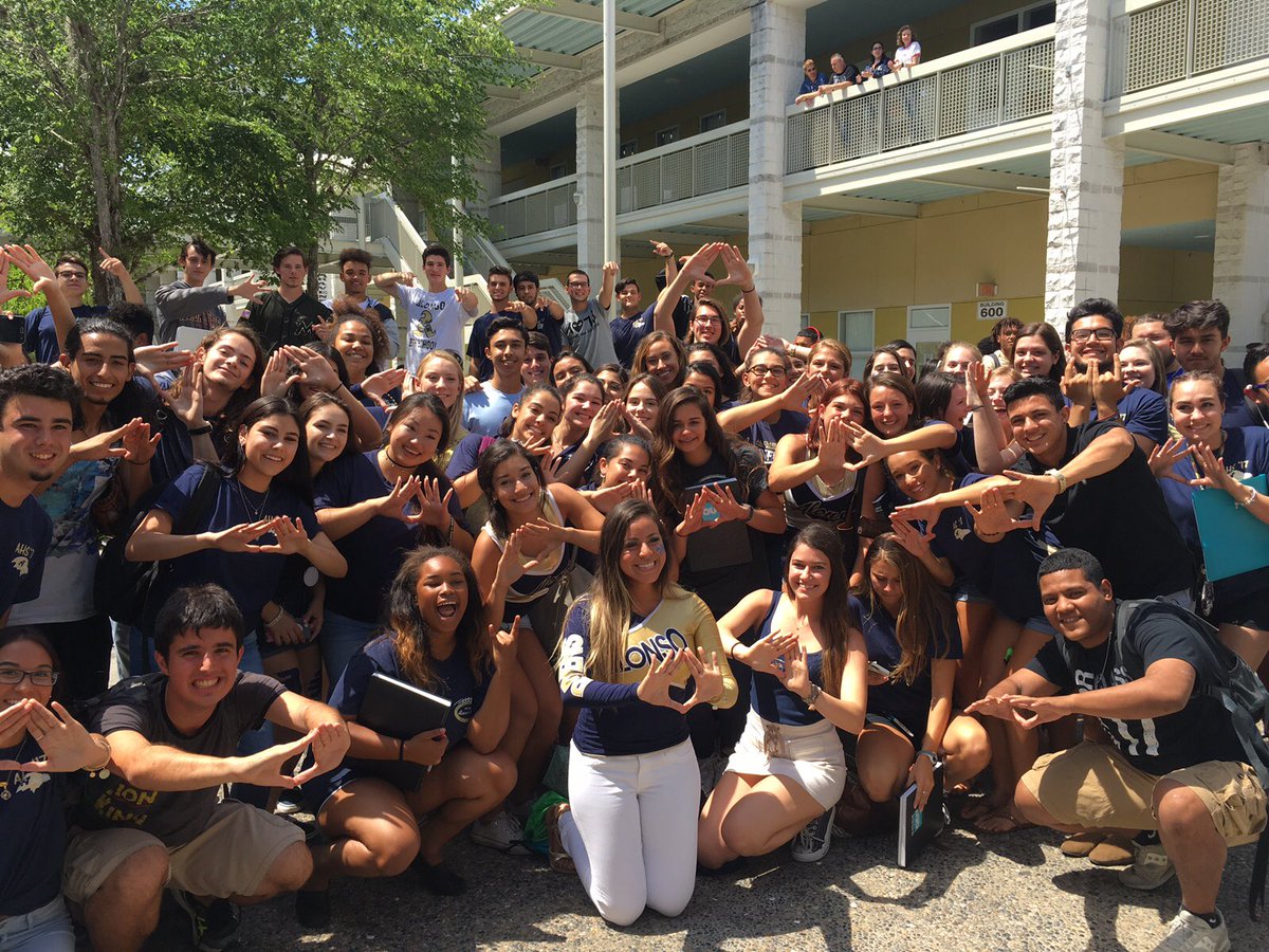 ahs_class17's tweet photo. Last day of High School!! 🎓🎓 See you all at Senior Send Off! 💙 https://t.co/MsIeQODSJV