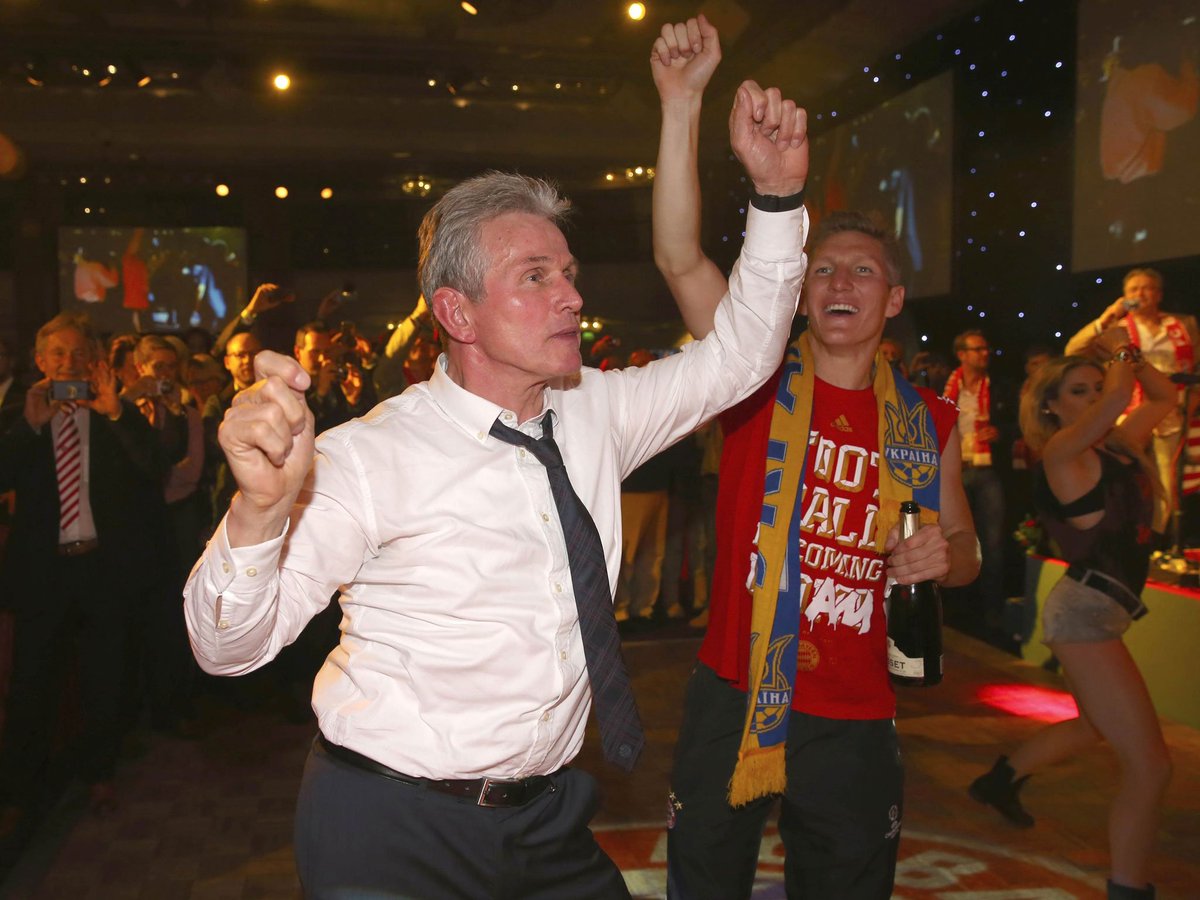 Don_PeinetaDT's tweet photo. ¿Que le pusieron al trago de Heynckes? que alguien lo detenga,viejo, se está robando el protagonismo #PeinetaParty https://t.co/ec1GYMXGD9