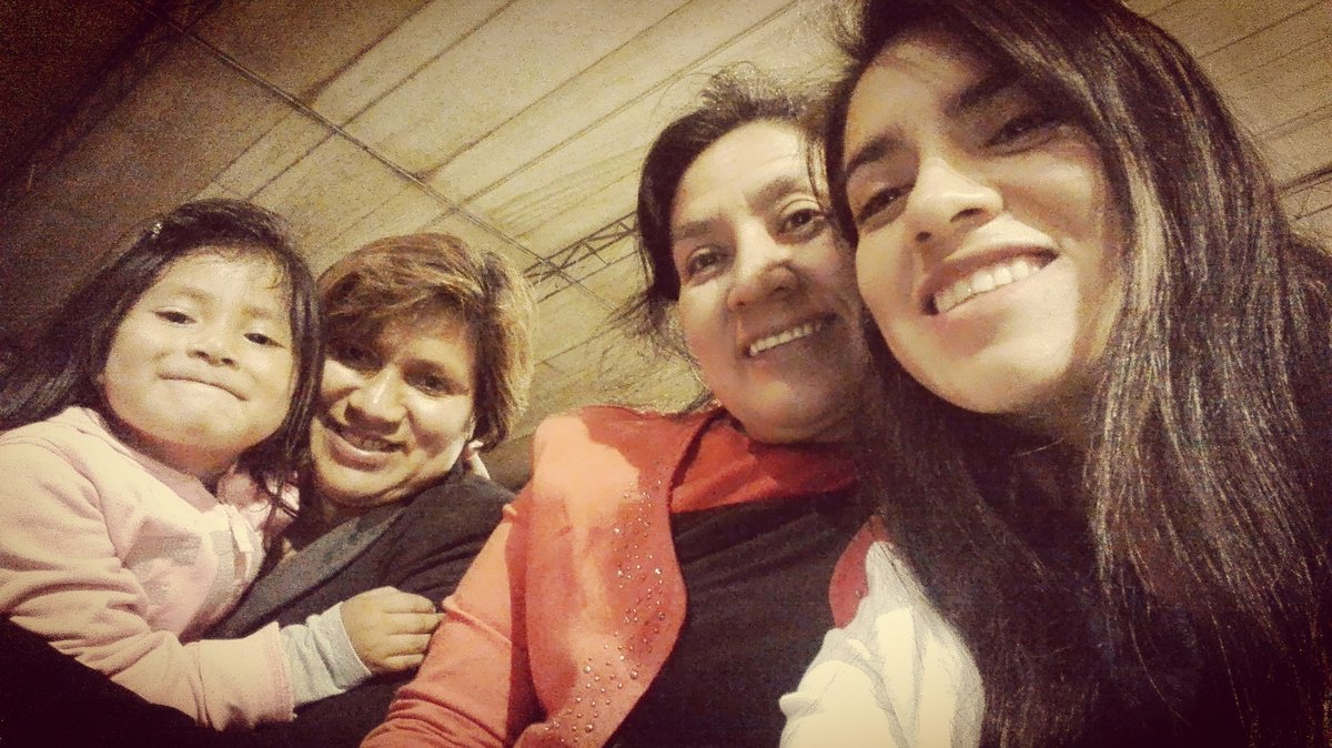 karit_27's tweet photo. #mamavillaunion
Con las mamás más cariñosas 😊😊 https://t.co/WTQGhoH290
