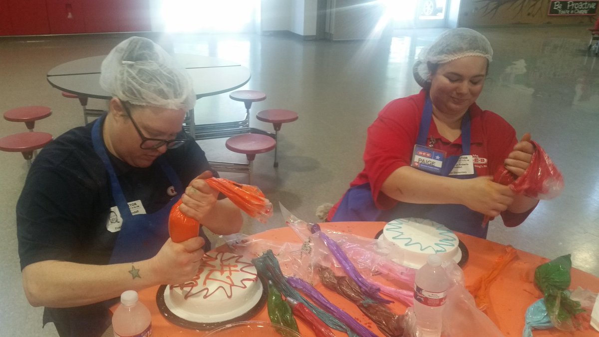 FosterHISD's tweet photo. HEB &amp; D.A.D.S. for Education partnered with our students to decorate cakes for Mother's Day! What an awesome way to celebrate our Mothers! https://t.co/lNIG4a3Wew