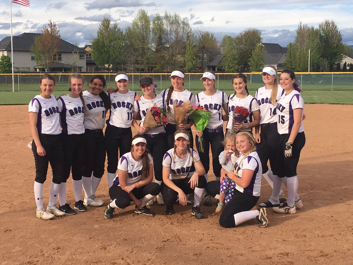 GrizzNation14's tweet photo. There will be a candle lighting ritual on Wednesday at 9 pm on the varsity softball field to honor Kate Marshall, everyone is welcome💜 https://t.co/Sk5lB363AL