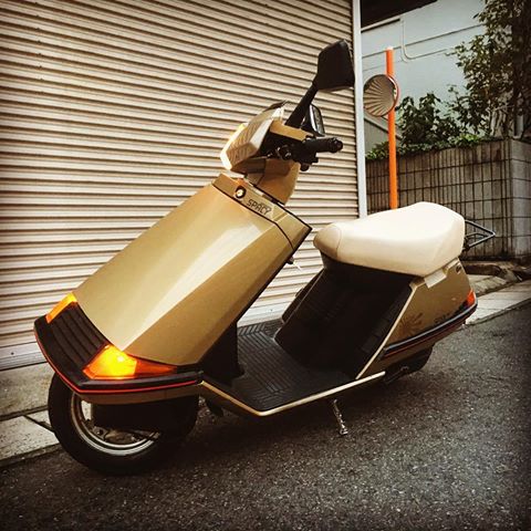 かずひろ ホンダスペイシー50 スクーター界のゴールドウィング 当時のスクーター は今のものより贅沢な作りをしていて角ばったデザインが当時の流行りを窺わせる 近所のおっちゃんがこれの赤に乗っててかっこいいと思った これに乗れば スクーターマニア