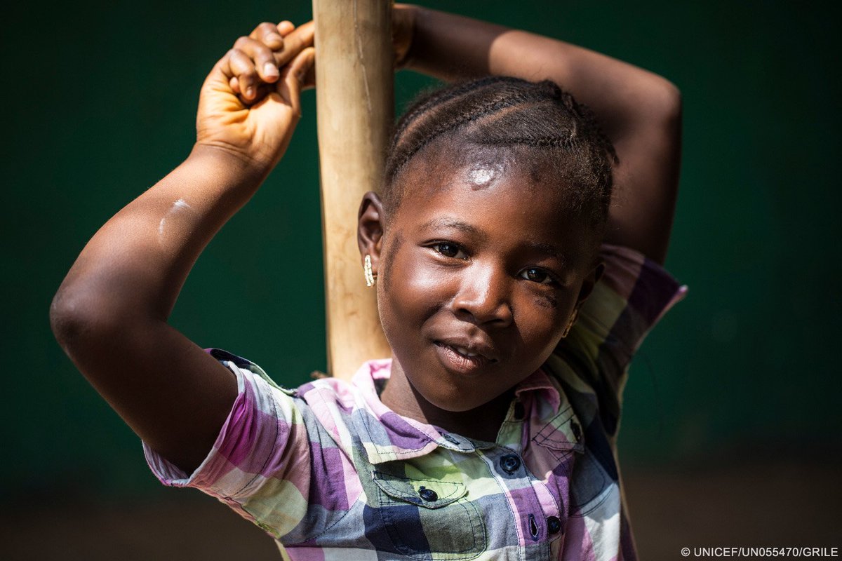 UNICEF's tweet photo. A girl smiling at a school in #SierraLeone.
#foreverychild, education 📚 https://t.co/EoXhFsXr10