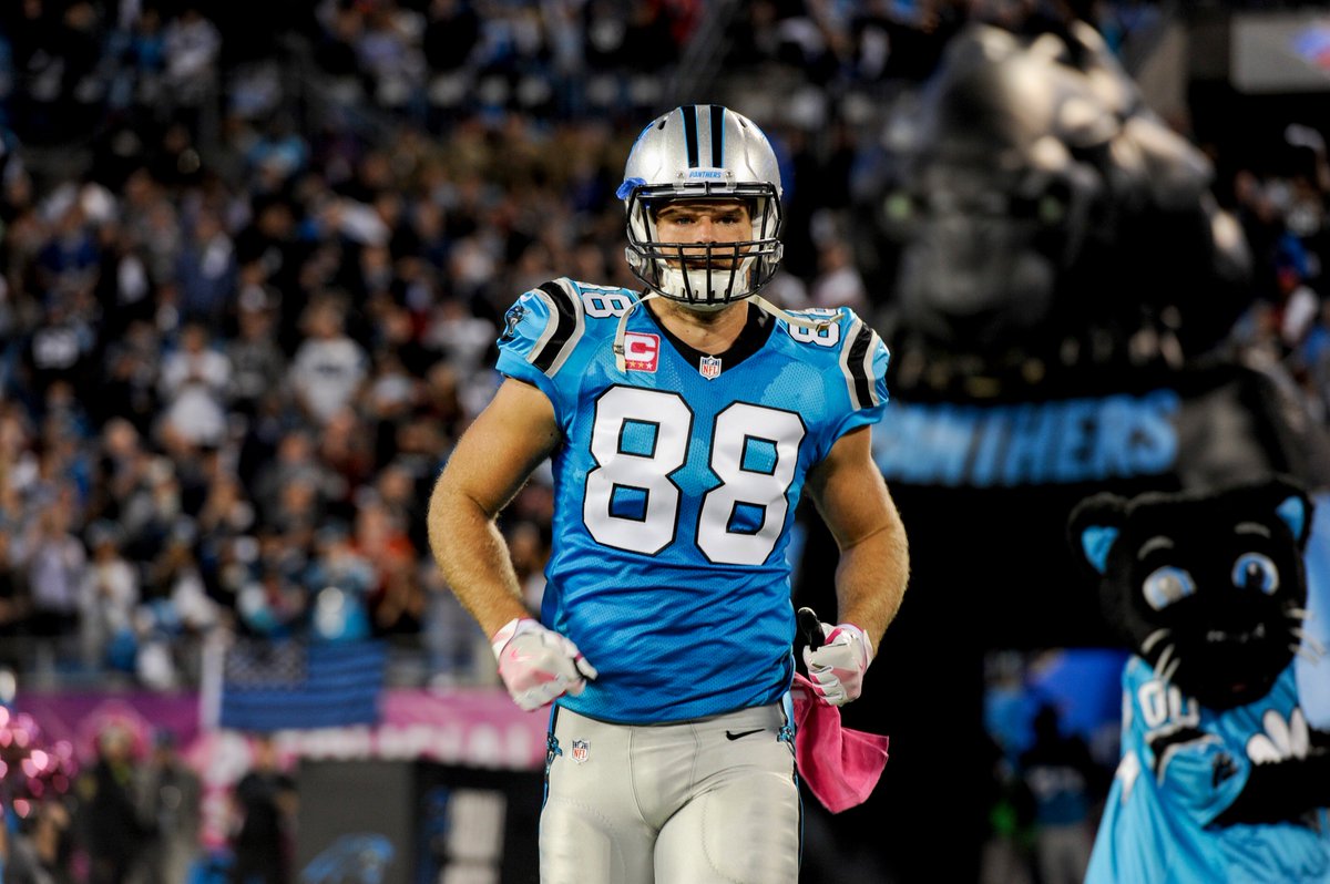 BleacherReport's tweet photo. Greg Olsen and his mom Susan, a 17-year survivor of breast cancer, raised over $100k for research last night 🙏 https://t.co/Yy295YkqTF https://t.co/dPtGESsgfi