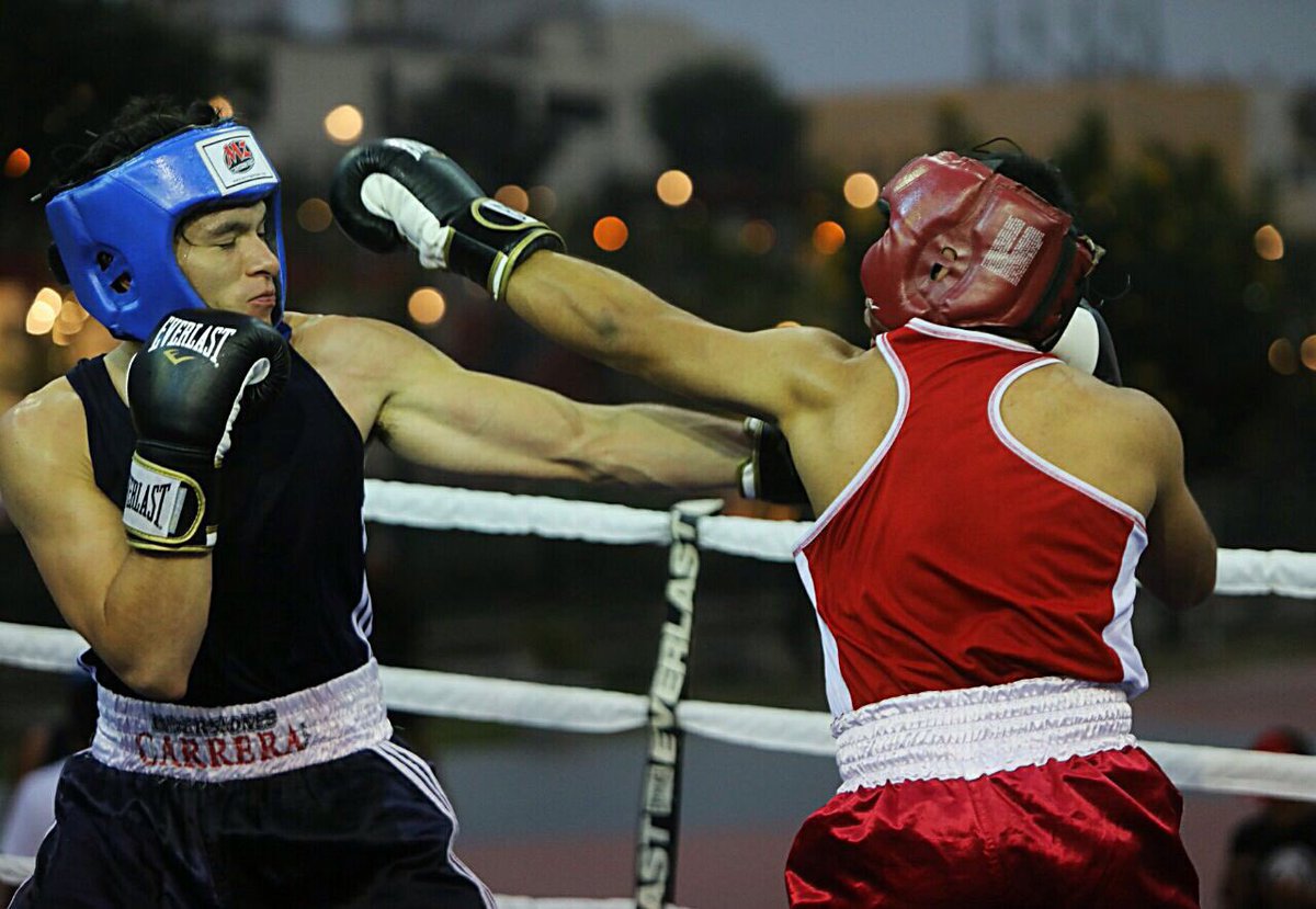 MuniLima's tweet photo. Jóvenes deportistas se enfrentan para alcanzar la gloria en el torneo de box #GuantesDeBronce que se realiza en el Parque de La Muralla. https://t.co/kLwTV2xZ7O