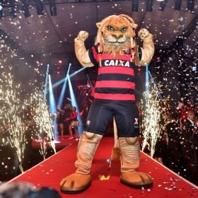 Além do uniforme, Vitória apresenta Leão 'repaginado' como mascote dlvr.it/P7rTph