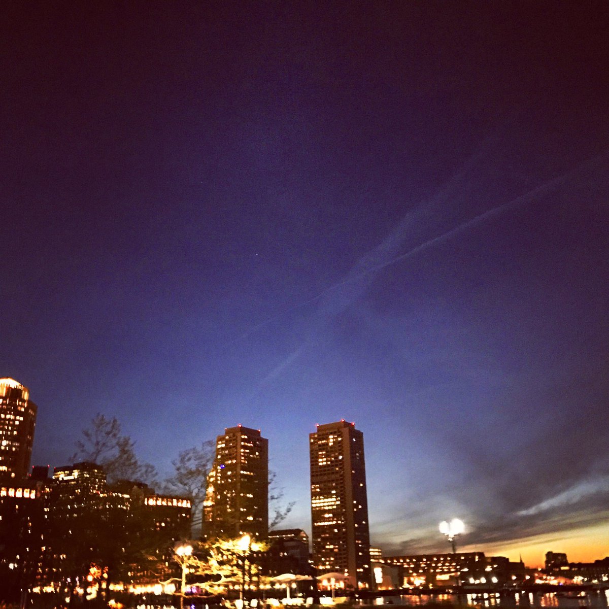 WMSPapts's tweet image. Night walks along Fan Pier 🙌🏻 

#Amazing #Views #SeaportBoston #LuxuryLiving #HappySummer #CityViews #igersboston #igBoston #BostonSkyline