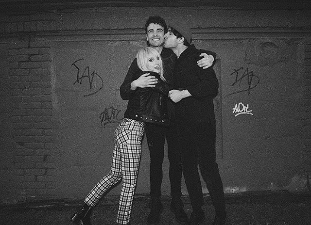 .<a href="/paramore/">paramore</a>: make art with your friends (📷: @lindseybyrnes)