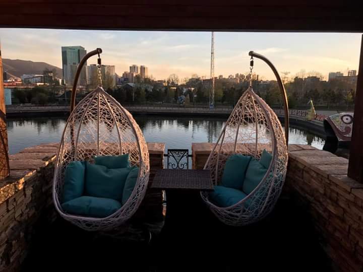 Гадаа агаарт суух дуртай л биз дээ та бүхэндээ зориулаад дүүжин сандал байршууллаа. Манайд ирээрэй :-) 
#Welcome_to_Park_Castle #гэнээ