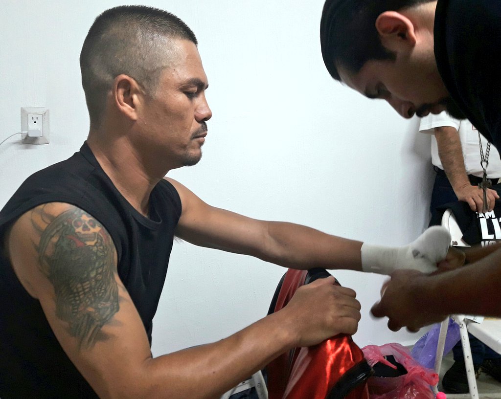 El ex campeón mundial #Gallito Novoa alista los espolones para la batalla en #SabadosDeBox desde <a href="/ZapopanGob/">Gobierno de Zapopan</a>
<a href="/TequilaArmero/">Tequila Armero</a>
<a href="/oskuchle/">Oswaldo Küchle</a>