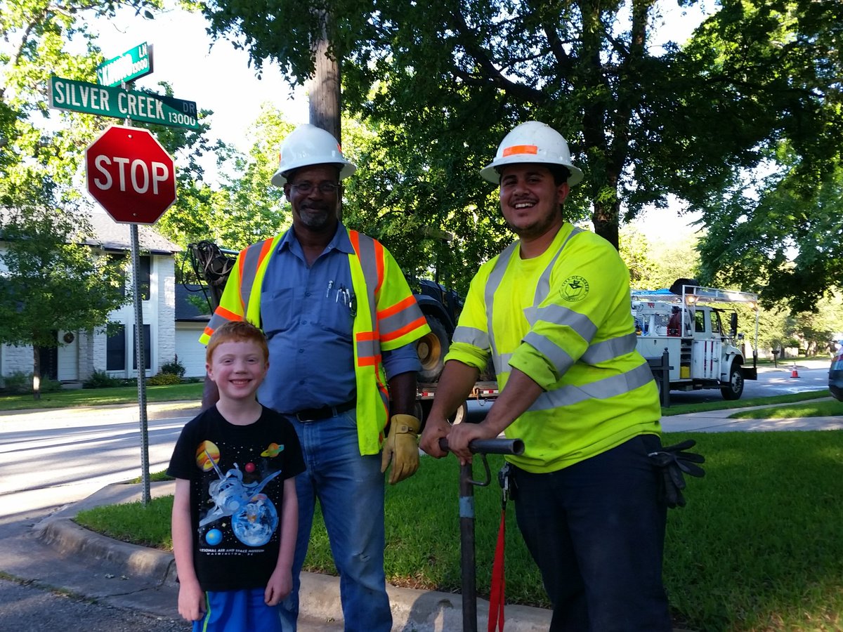 MattInDist7's tweet photo. @austintexasgov @austinmobility City of Austin Public Works crew taking care of our streets. Thanks for you hard work! https://t.co/4mcfQU5k3E