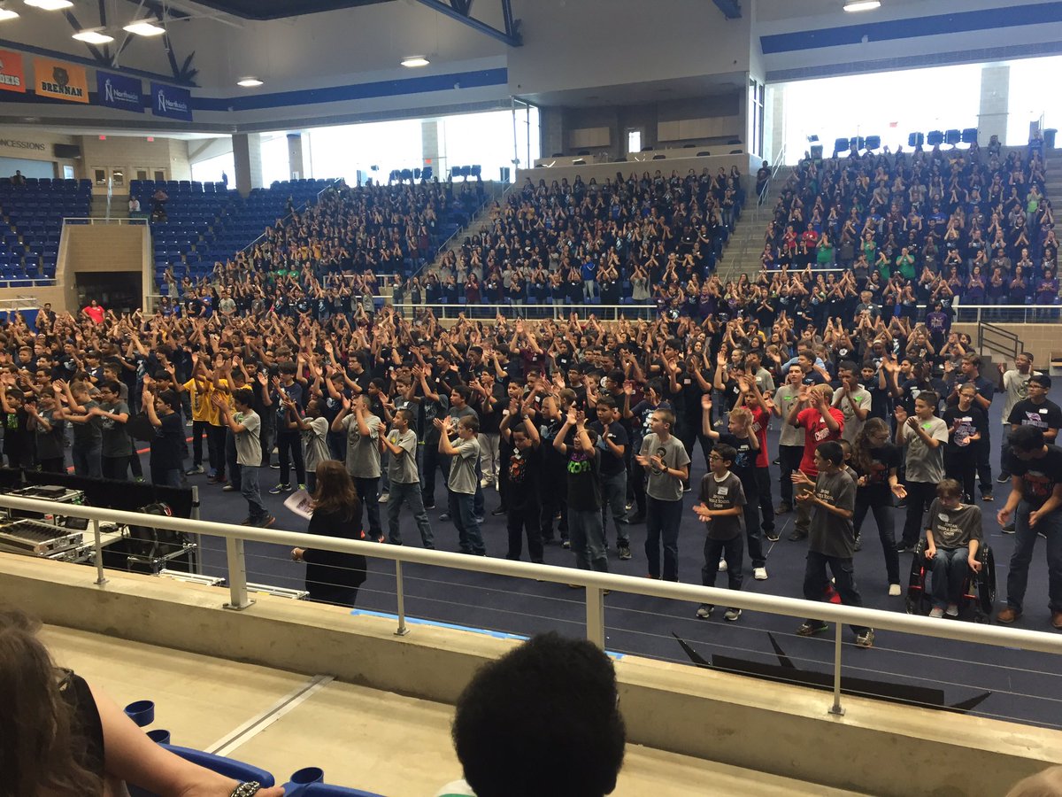 Shabushabugirl's tweet photo. #Fernandezfinearts #bulldogSTRONG #fernandezstrong #togetherwesing https://t.co/hiWkU6XKLn