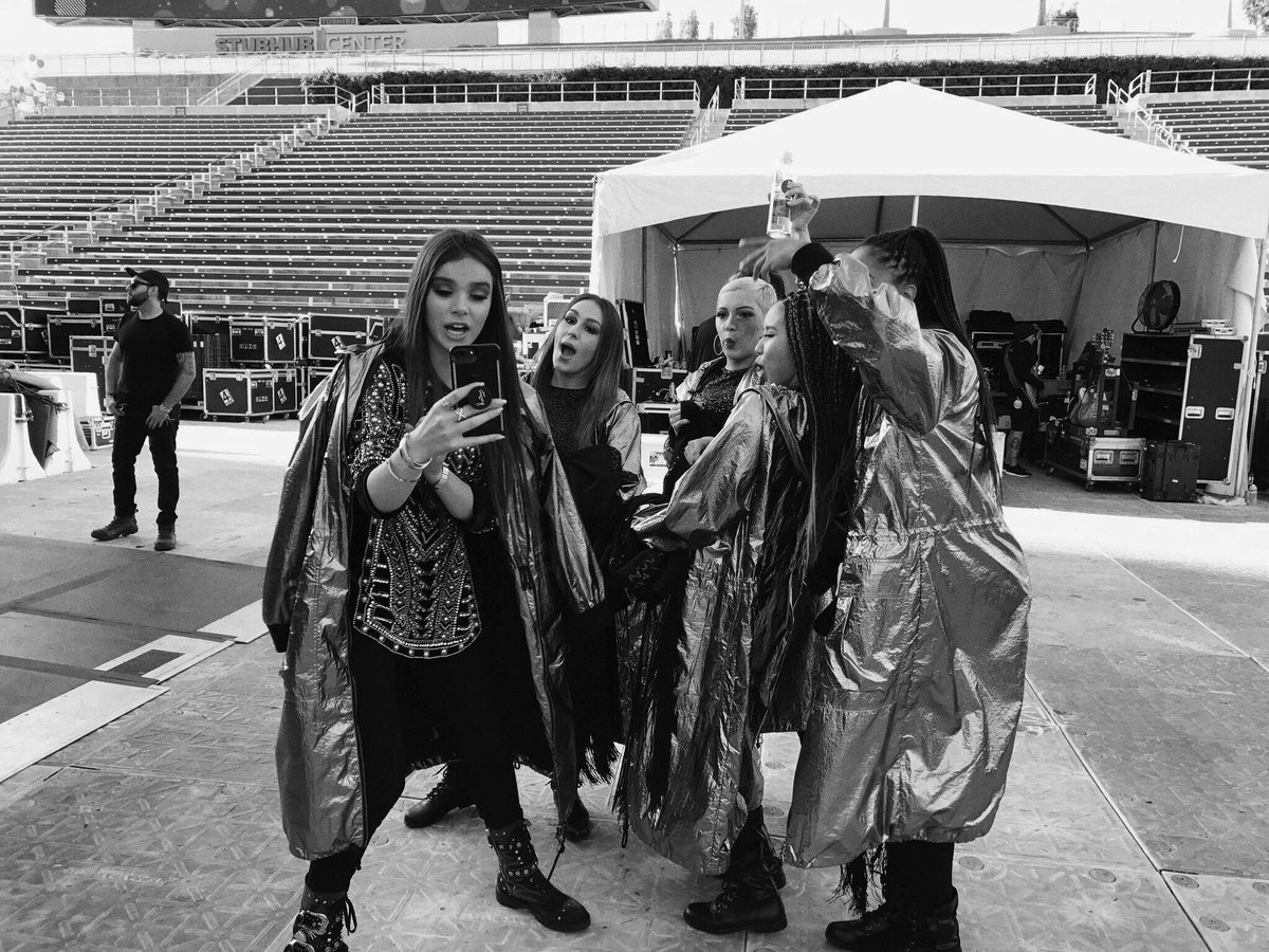 exhaileedits's tweet photo. hailee at wango tango backstage https://t.co/bgxre5uZ3A