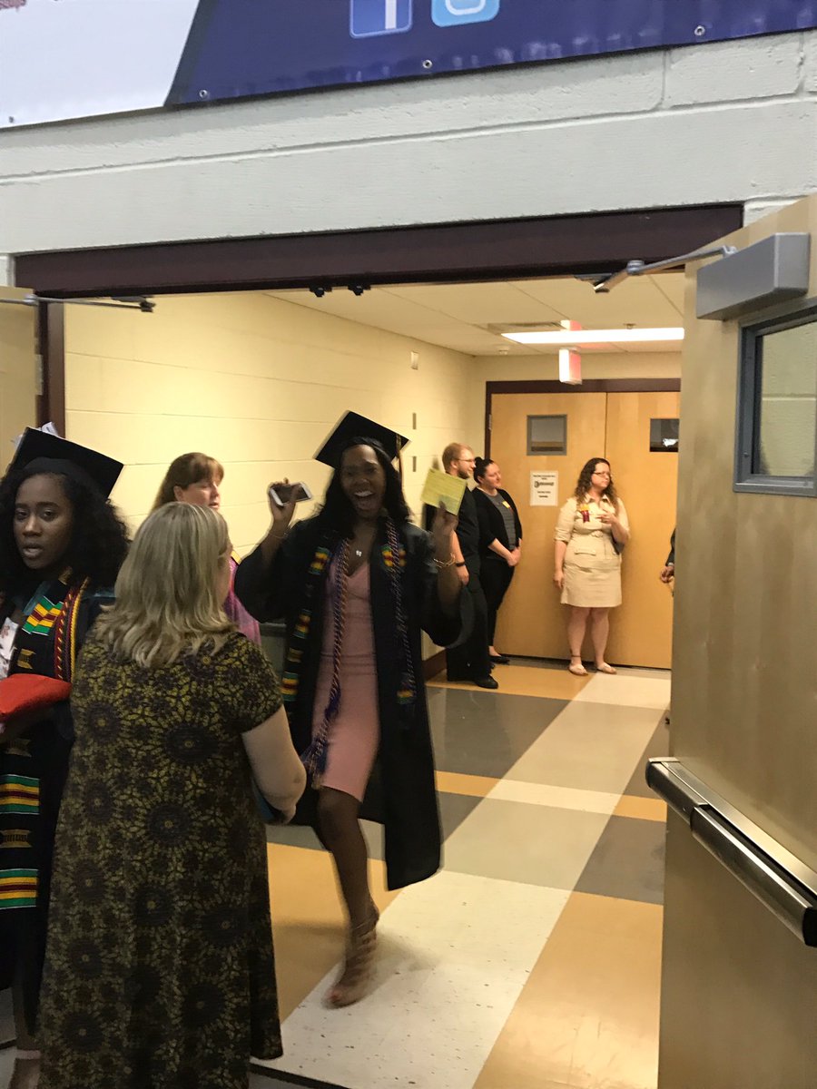 vidadefii's tweet image. Today was great! 🎉💕👩🏾‍🎓 #justdidit #blackgirlmagic #donewiththisBS