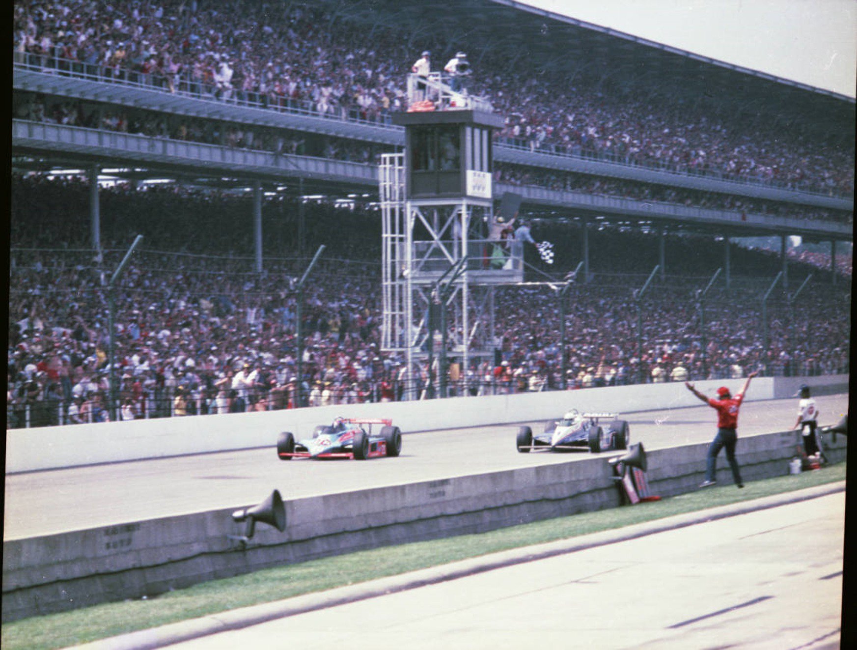 Gordon Johncock precede di un soffio Rick Mears nel 1982. pinterest.com