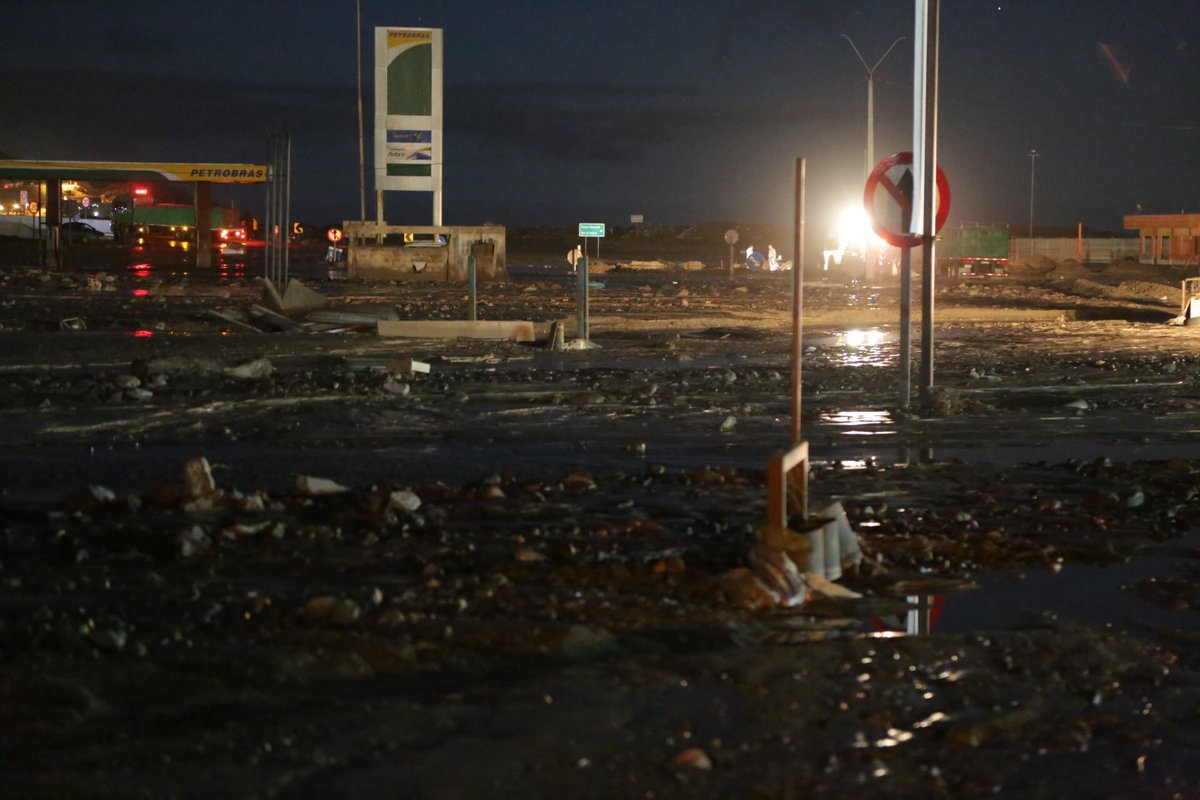 InFocusCL's tweet image. A las 23:06 siguen trabajando maquinarias para unir el acceso de norte a sur en #Chañaral