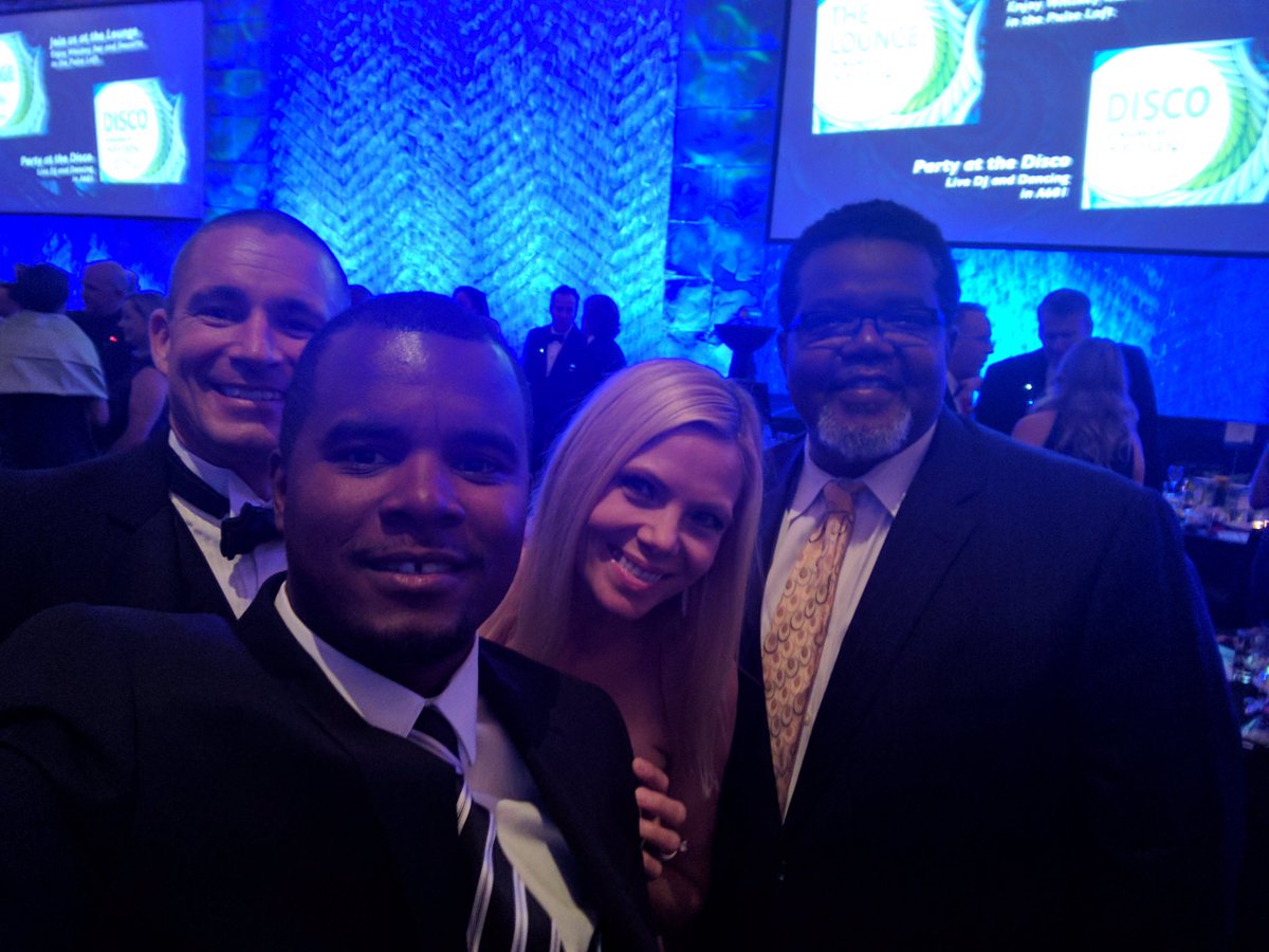 LizArtzHayes's tweet photo. Thank you @Delta great table & great company w/ @thasulton TechBride Digital Ball #DigitalBall2017 https://t.co/girb57hDtE