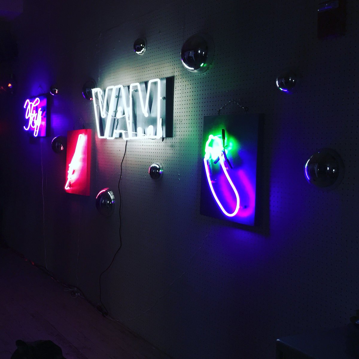 audrajacot's tweet photo. Soho House Chicago. #sohoHouseChicago #vamStudio #neonArt #neonArtist #neonPrincess https://t.co/Rq42htNXQb