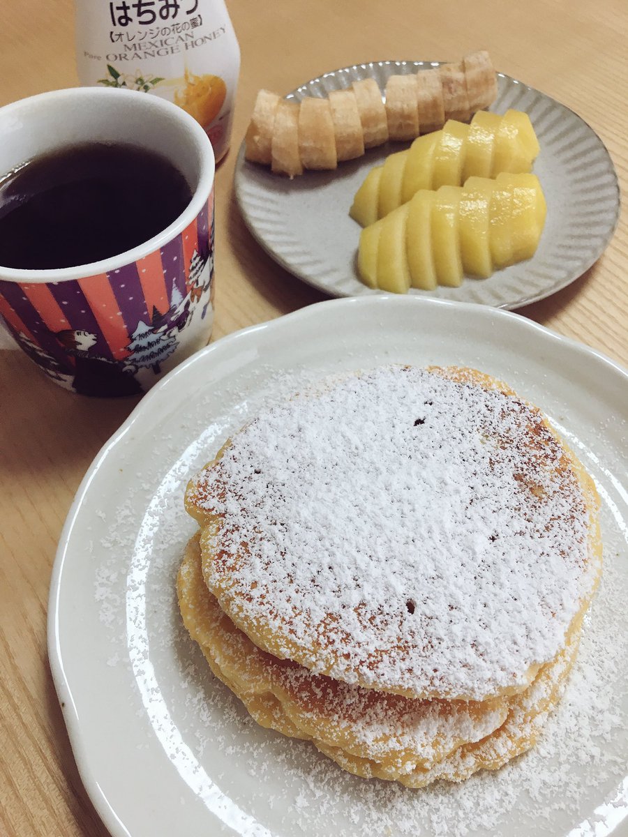 すけろくちゃん 今日はパンケーキを焼いたよ いつもの自家製ホットケーキ ミックスに レモン汁を加えて温めたミルク 卵を混ぜて フライパンで焼くだけ ハチミツもいいけどさ こういうパンケーキは粉糖をたっぷりかけると美味しいんだよね コーヒーは すけろくちゃん 今日はパンケーキを焼いたよ いつもの自家製ホットケーキ ミックスに レモン汁を加えて温めたミルク 卵を混ぜて フライパンで焼くだけ ハチミツもいいけどさ こういうパンケーキは粉糖をたっぷりかけると美味しいんだよね コーヒーは
